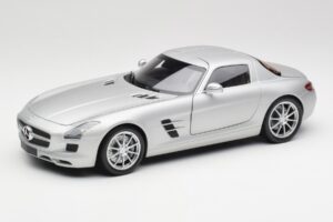 Mercedes SLS AMG C197 イリジウムシルバー Minichamps 1:18 100039026 メタル