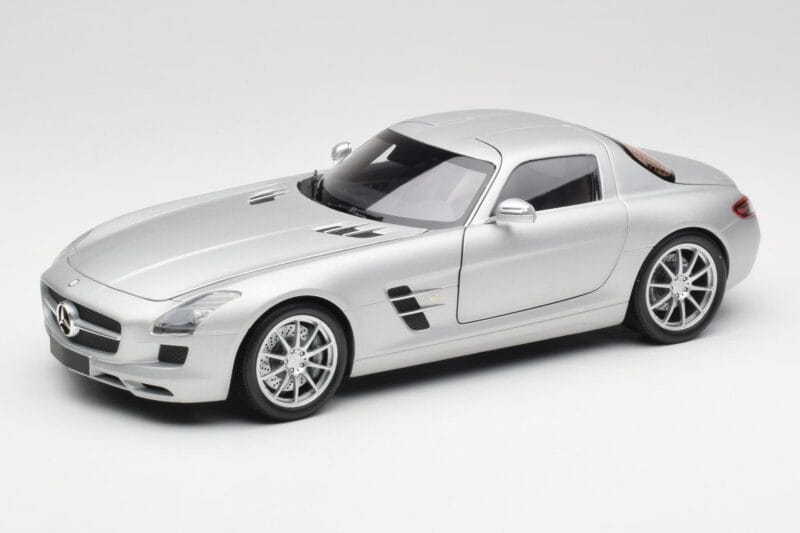 Mercedes SLS AMG C197 イリジウムシルバー Minichamps 1:18 100039026 メタル