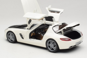 Mercedes SLS AMG Designo Mystic White Museum Edition Minichamps 1:18 B66055551 メタル - 画像 5/8