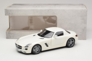Mercedes SLS AMG Designo Mystic White Museum Edition Minichamps 1:18 B66055551 メタル - 画像 8/8