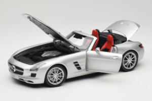 Mercedes SLS AMG Roadster イリジウムシルバー Minichamps 1:18 B66960078 メタル - 画像 2/8
