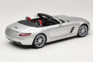 Mercedes SLS AMG Roadster イリジウムシルバー Minichamps 1:18 B66960078 メタル - 画像 3/8