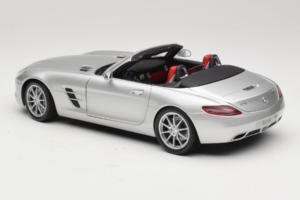 Mercedes SLS AMG Roadster イリジウムシルバー Minichamps 1:18 B66960078 メタル - 画像 7/8