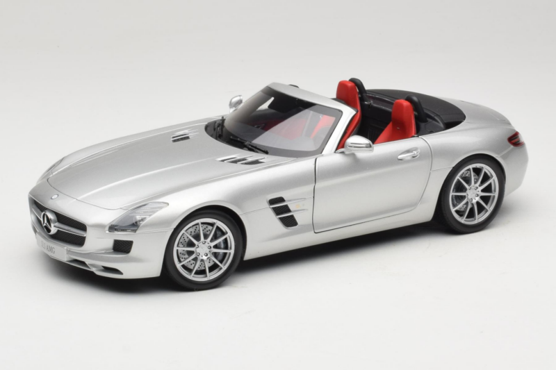 Mercedes SLS AMG Roadster イリジウムシルバー Minichamps 1:18 B66960078 メタル