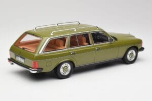Mercedes W123 200T サイプレスグリーン BoS Models 1:18 BOS008 メタル - 画像 2/6