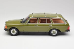Mercedes W123 200T サイプレスグリーン BoS Models 1:18 BOS008 メタル - 画像 3/6