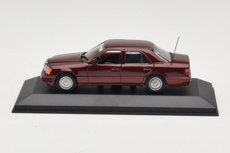 Mercedes W124 Dark Red Metallic Minichamps 1:43 MB002 メタル