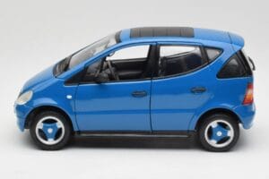 Mercedes A-Class W168 アジュールブルー Maisto 1:18 50311 メタル - 画像 4/8