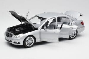 Mercedes E-Class W212 Avantgarde Iridium シルバー ペイント Issue 2 Minichamps 1:18 B66960212-D2 メタル - 画像 2/11