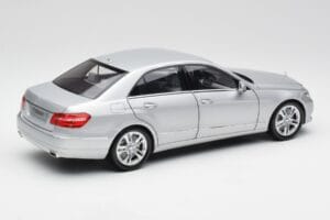Mercedes E-Class W212 Avantgarde Iridium シルバー ペイント Issue 2 Minichamps 1:18 B66960212-D2 メタル - 画像 3/11