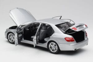 Mercedes E-Class W212 Avantgarde Iridium シルバー ペイント Issue 2 Minichamps 1:18 B66960212-D2 メタル - 画像 5/11