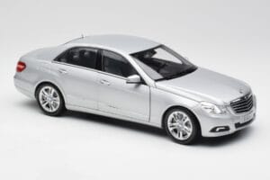 Mercedes E-Class W212 Avantgarde Iridium シルバー ペイント Issue 2 Minichamps 1:18 B66960212-D2 メタル - 画像 6/11