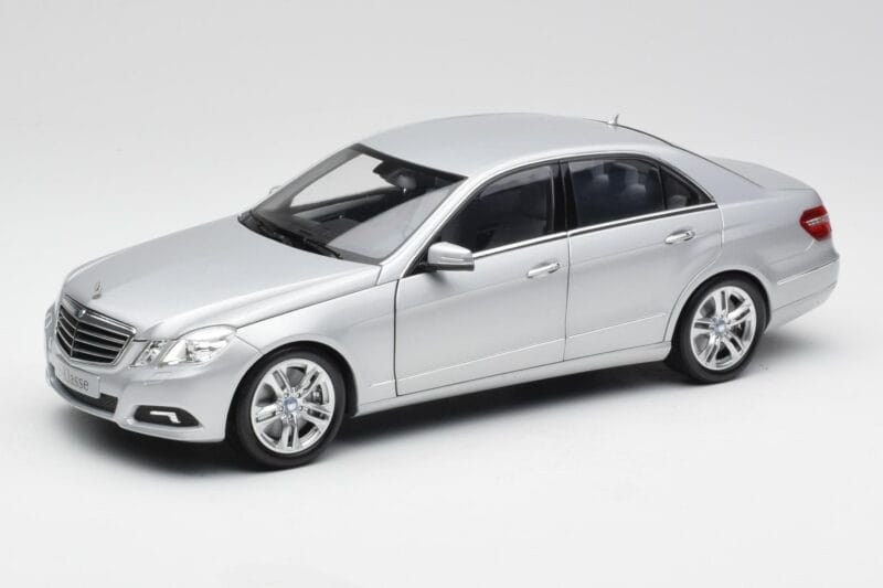 Mercedes E-Class W212 Avantgarde Iridium シルバー ペイント Issue 2 Minichamps 1:18 B66960212-D2 メタル