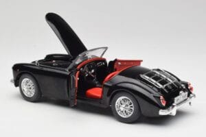 MGA English Roadster ブラック Revell 1:18 84559091 メタル - 画像 5/8