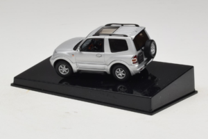 Mitsubishi Pajero SWB シルバー AUTOart 1:43 57113 メタル - 画像 3/4