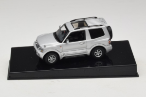 Mitsubishi Pajero SWB シルバー AUTOart 1:43 57113 メタル