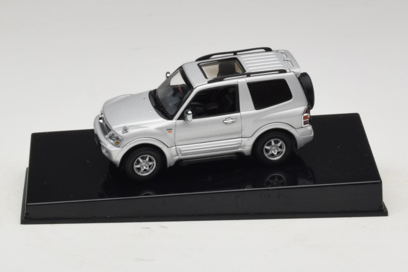 Mitsubishi Pajero SWB シルバー AUTOart 1:43 57113 メタル
