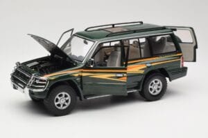 Mitsubishi Pajero V20 LWB グリーン Sun Star 1:18 1225 メタル - 画像 2/8