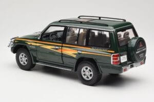 Mitsubishi Pajero V20 LWB グリーン Sun Star 1:18 1225 メタル - 画像 7/8