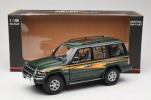 Mitsubishi Pajero V20 LWB グリーン Sun Star 1:18 1225 メタル - 画像 8/8