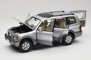 Mitsubishi Pajero V73 ブルー YC Model 1:18 241218040102010209 メタル - 画像 2/8