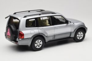 Mitsubishi Pajero V73 ブルー YC Model 1:18 241218040102010209 メタル - 画像 3/8