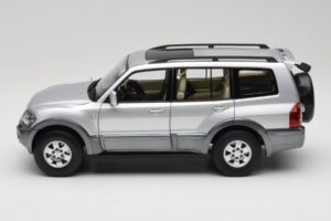 Mitsubishi Pajero V73 ブルー YC Model 1:18 241218040102010209 メタル - 画像 4/8