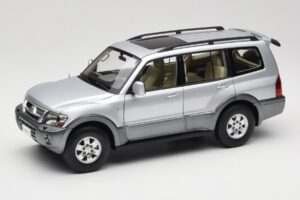 Mitsubishi Pajero V73 ブルー YC Model 1:18 241218040102010209 メタル