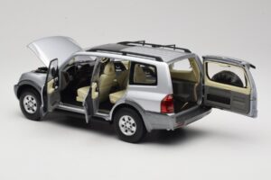 Mitsubishi Pajero V73 ブルー YC Model 1:18 241218040102010209 メタル - 画像 5/8