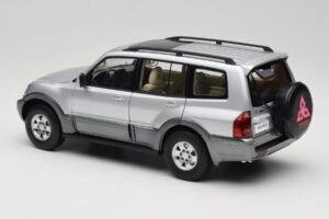 Mitsubishi Pajero V73 ブルー YC Model 1:18 241218040102010209 メタル - 画像 7/8
