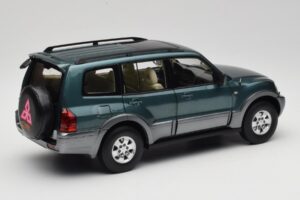 Mitsubishi Pajero V73 グリーン YC Model 1:18 241218040101010215 メタル - 画像 3/8