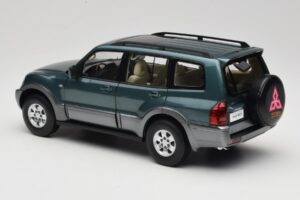 Mitsubishi Pajero V73 グリーン YC Model 1:18 241218040101010215 メタル - 画像 7/8