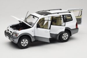 Mitsubishi Pajero V73 ホワイト YC Model 1:18 241218040103010206 メタル - 画像 2/8