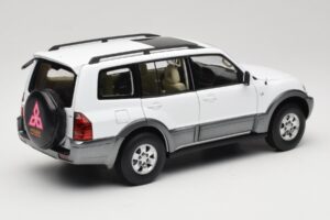 Mitsubishi Pajero V73 ホワイト YC Model 1:18 241218040103010206 メタル - 画像 3/8