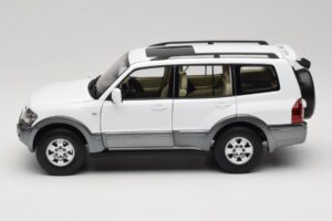Mitsubishi Pajero V73 ホワイト YC Model 1:18 241218040103010206 メタル - 画像 4/8