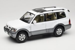 Mitsubishi Pajero V73 ホワイト YC Model 1:18 241218040103010206 メタル