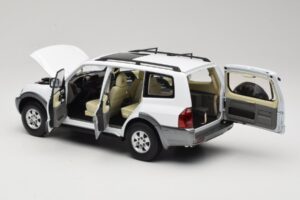 Mitsubishi Pajero V73 ホワイト YC Model 1:18 241218040103010206 メタル - 画像 5/8