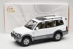Mitsubishi Pajero V73 ホワイト YC Model 1:18 241218040103010206 メタル - 画像 8/8
