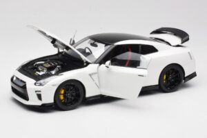 Nissan GT-R R35 Track Edition NISMO Pearl White MotorHelix 1:18 M83518 メタル - 画像 2/8