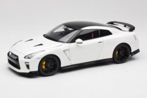 Nissan GT-R R35 Track Edition NISMO Pearl White MotorHelix 1:18 M83518 メタル