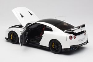 Nissan GT-R R35 Track Edition NISMO Pearl White MotorHelix 1:18 M83518 メタル - 画像 5/8