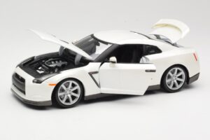 Nissan GT-R R35 ホワイト Bburago 1:18 18-12079 メタル - 画像 2/8