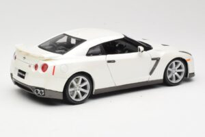 Nissan GT-R R35 ホワイト Bburago 1:18 18-12079 メタル - 画像 3/8