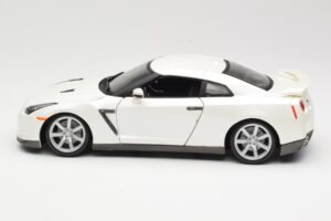 Nissan GT-R R35 ホワイト Bburago 1:18 18-12079 メタル - 画像 4/8