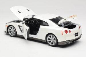 Nissan GT-R R35 ホワイト Bburago 1:18 18-12079 メタル - 画像 5/8