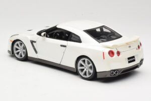 Nissan GT-R R35 ホワイト Bburago 1:18 18-12079 メタル - 画像 7/8