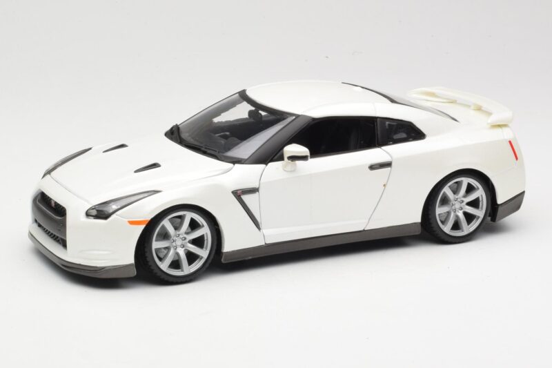 Nissan GT-R R35 ホワイト Bburago 1:18 18-12079 メタル