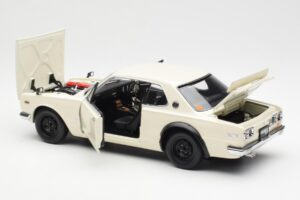 Nissan Skyline 2000 GT-R KPGC110 ホワイト Kyosho 1:18 08127W メタル - 画像 5/8