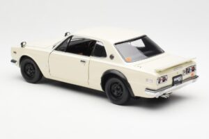 Nissan Skyline 2000 GT-R KPGC110 ホワイト Kyosho 1:18 08127W メタル - 画像 7/8