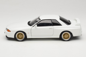 Nissan Skyline GT-R R32 V-Spec II Tuned Crystal White AUTOart 1:18 77416 メタル - 画像 4/8